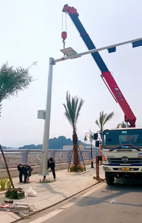 hình ảnh lắp dựng cột đèn chớp vàng