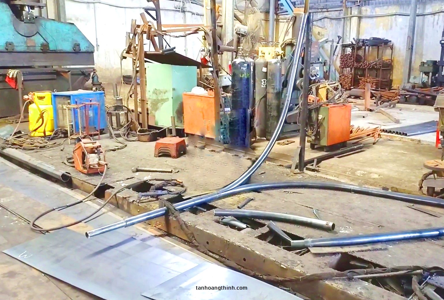 gia công sản xuất và lắp dựng cột đèn chiếu sáng Đà Nẵng