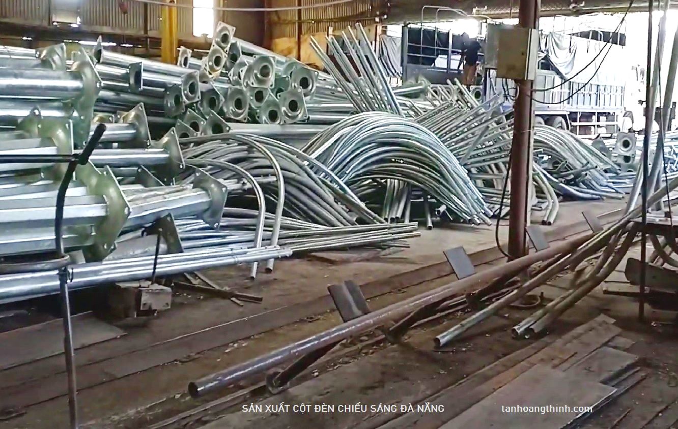 gia công sản xuất và lắp dựng cột đèn chiếu sáng Đà Nẵng